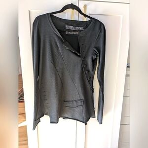 Rundholz asymmetrical button top